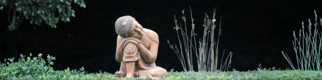 repères de confiance - personnage oriental en position détendue dans un jardin